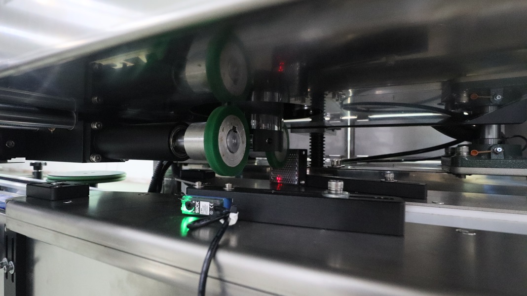 果汁飲料套標機,飲料自動套標機,套標機廠家,佼佼者